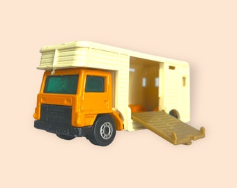 1977 Matchbox Superfast No.40 Horse Box w/ 2 Horses Lesney