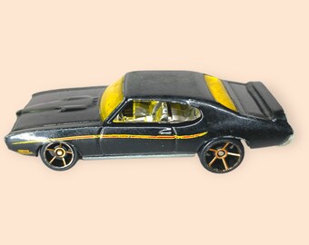 Hot Wheels S-TH '69 ポンティアック GTO Amazon.com: Hot Wheels 1969 Pontiac GTO Die-cast Car, Red, 1
