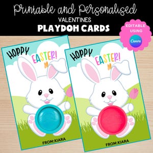 Puede incluir: Dos tarjetas de Play-Doh de conejito de Pascua imprimibles. Cada tarjeta presenta un conejito blanco con orejas rosas y un contenedor de Play-Doh. El texto en las tarjetas dice "¡Feliz Pascua!" y "De: Kiara".