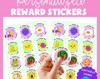 Könnte beinhalten: Rosa Hintergrund mit dem Text "Personalized REWARD STICKERS". Das Bild zeigt eine Vielzahl von bunten Belohnungsaufklebern mit niedlichen Illustrationen einer Biene, eines Sterns, eines Frosches und einer Wassermelone. Die Aufkleber sind mit Canva bearbeitbar.