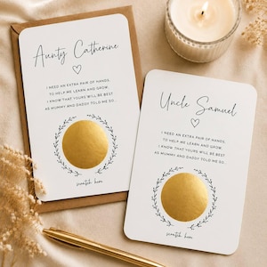 Puede incluir: Dos tarjetas rectangulares blancas con esquinas redondeadas, texto en negro y un círculo dorado para rascar. Las tarjetas dicen Aunty Catherine y Uncle Samuel, con un poema sobre necesitar ayuda y el texto scratch here bajo el círculo.