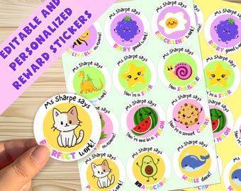 Könnte beinhalten: Blätter mit bunten, runden Belohnungsaufklebern mit verschiedenen Designs, darunter eine Katze, ein Stern und eine Wassermelone. Jeder Aufkleber trägt den Text "Ms Sharpe says" und positive Aussagen. Der Text "EDITABLE AND PERSONALIZED REWARD STICKERS" steht oben.