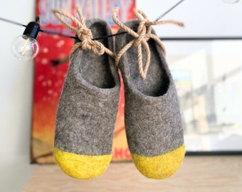 Pantoufles feutrées en laine naturelle, chaussures d'intérieur pour homme, cadeau de pendaison de crémaillère, chaussons faits main, cadeau écologique pour lui, gris jaune, cadeaux de Noël