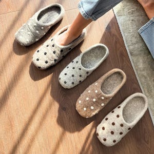 Ręcznie robione wełniane kapcie: wygodne kapcie w groszki, naturalne chodaki do użytku wewnątrz, dopasowane do szerokiego rozmiaru