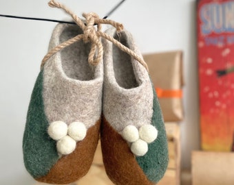 Pantoufles en laine feutrée, chaussures d'intérieur pour femme, cadeau de pendaison de crémaillère, chaussons faits main, cadeau écologique pour elle, bulles blanches, cadeaux d'hiver