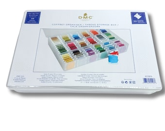 Könnte beinhalten: Eine DMC-Fadensortierbox mit einem transparenten Kunststoff-Organizer, der mit farbenfrohem Stickgarn gefüllt ist. Die Box enthält 50 Karten und 50 Spulen. Die Box ist mit dem DMC-Logo und Produktinformationen versehen.