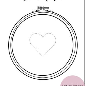 Op de afbeelding: Een zwart-wit afbeelding van een borduurring met een hartvormig ontwerp. De tekst "Stickleitfaden" staat bovenaan, met extra tekst en een roze cirkel met tekst onderaan. Het ontwerp is eenvoudig en elegant.