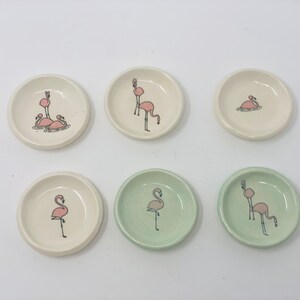 Plato de anillo redondo de 2.75 "con flamencos / plato de baratijas de cerámica / Plato hecho a mano / de joyería, Ring Dish Ring Bowl, Almacenamiento de joyas de anillo de boda