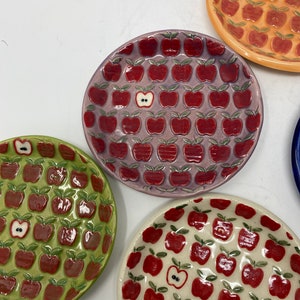 5-calowy ręcznie robiony ceramiczny talerz na deser, sałatkę, przekąskę, ciasto jabłkowe z teksturowanymi i nadrukowanymi jabłkami, idealny na jesienne święto Rosz Haszana Sukkot