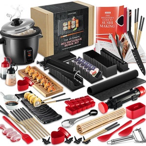 Può includere: Un kit completo per la preparazione del sushi con una pentola per cuocere il riso, un tappetino per arrotolare, bacchette e vari strumenti per realizzare rotoli di sushi. Il kit include anche un libro di ricette intitolato "La guida per principianti alla preparazione del sushi".
