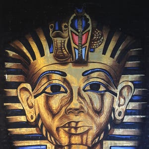 Tutankhamun Gold Mask Wall Art – Glitter Egyptian Pharaoh Painting – Ancient King Decor – Luxurious Golden Home Accent