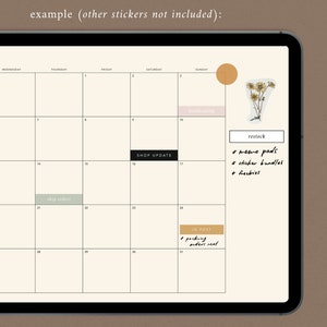 Puede incluir: Un calendario digital con fondo beige y l&iacute;neas de cuadr&iacute;cula negras. El calendario est&aacute; etiquetado con los d&iacute;as de la semana y los n&uacute;meros. Hay varias pegatinas en el calendario, incluida una pegatina que dice "Actualizaci&oacute;n de la tienda", una pegatina que dice "Reabastecimiento", una pegatina que dice "Enviar pedidos" y una pegatina que dice "Publicaci&oacute;n de IG".