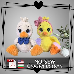 Könnte beinhalten: Zwei entzückende gehäkelte Enten-Plüschtiere, eine weiße mit einer blauen Fliege und die andere gelb mit einer rosa Schleife. Der Text "NO-SEW Crochet pattern" ist unter den Enten zu sehen.