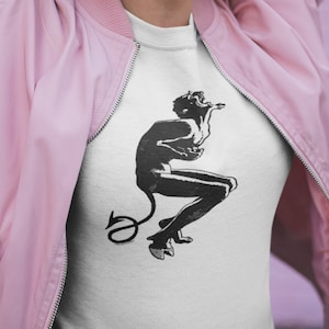 Koszulka z diabłem, Śmiejący się diabeł w czarnym T-shircie. Damska koszulka z krótkim rękawem z motywem diabła Damska koszulka z krótkim rękawem
