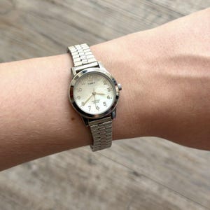 Vintage 2002 Timex Indiglo‎ Real Mother of Pearl Dial 25mm Women\'s Quartz Watch Timex Indiglo Watch Womens 25mm Mother of Pearl Dial Silver  main image 2