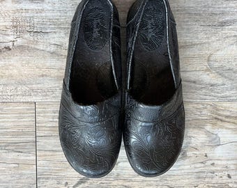 Thom McAn Black Clogs 7 Floral Stamped Black Embossed Maysun