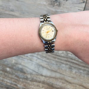 Vintage Timex Quartz Two Tone Date Watch Gold Silver Bracelet Classic Circle Vintage Timex Mens 2-tone Qtz Watch Day/date Gold /stainless  main image 3