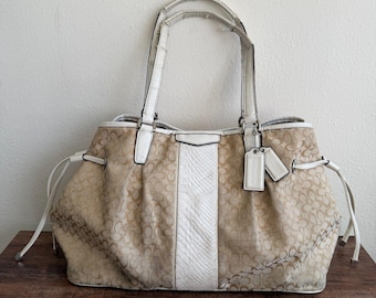 Coach Signature Carryall Y2K-schoudertas canvas met trekkoord en trekkoord canvas wit bruin
