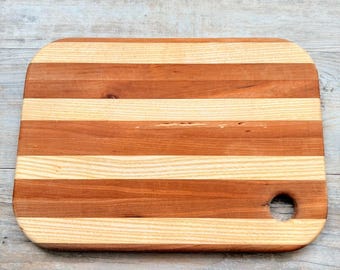 Tabla de cortar de madera hecha a mano, estilo bloque de carnicero a rayas, estilo rústico vintage.