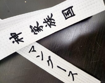 Supporto Da Parete Per Cinture Da Arti Marziali | In Bambù E Nylon | Fino A 12 Cinture | Con Ganci Per Medaglie | Regalo Per Taekwondo, Karate E Judo