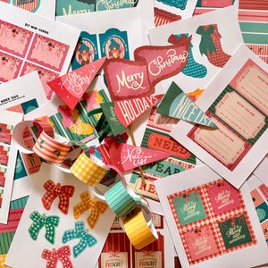 Puede incluir: Una colección de hojas de papel impresas con diseños navideños, que incluyen etiquetas de regalo, minitarjetas y banderines. Los artículos muestran textos como Merry Christmas, Happy Holidays y Nice List, con patrones de lazos, calcetines y cuadros.