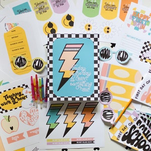 Puede incluir: Una colección de artículos de papelería coloridos con temática escolar. Incluye pegatinas, etiquetas y tarjetas con frases como "Happy First Day" y "Today is the day to learn something new". Presenta una variedad de diseños, incluyendo rayos, lápices y gafas de sol.