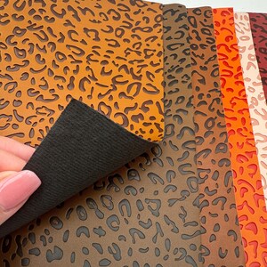 K&ouml;nnte beinhalten: Ein Set aus sechs Kunstlederb&ouml;gen mit Leopardenmuster. Die B&ouml;gen sind in verschiedenen Braunt&ouml;nen und Oranget&ouml;nen gehalten, wobei der dunkelste Ton ein tiefes Braun und der hellste Ton ein leuchtendes Orange ist. Alle B&ouml;gen sind mit einem erhabenen Leopardenmuster gepr&auml;gt.