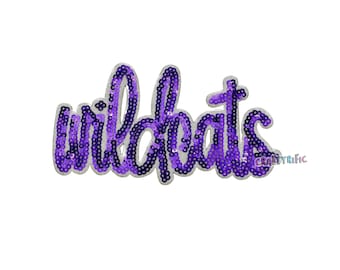 Może przedstawiać: Naszywka z cekinów w kolorze fioletowym do prasowania z napisem "Wildcats" w stylu ozdobnym.