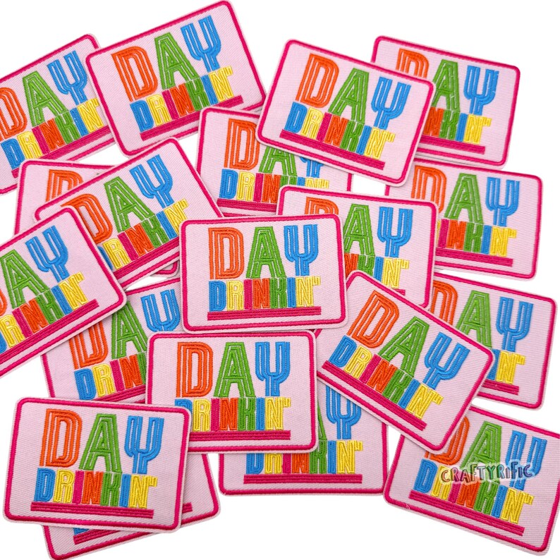 Pu&ograve; includere: Una collezione di toppe rettangolari rosa con la scritta "DAY DRINKIN'" ricamata in lettere colorate. Le toppe hanno un bordo rosa e sono sparse nell'immagine.