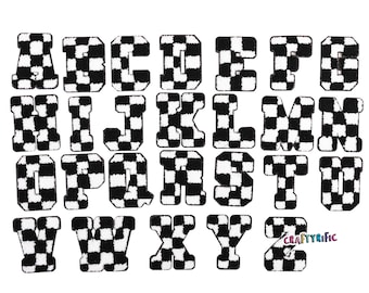 Könnte beinhalten: Ein komplettes Alphabet aus schwarz-weiß karierten Stoffbuchstaben. Jeder Buchstabe hat eine andere Form und Größe, mit einer fetten, blockartigen Schriftart. Die Buchstaben sind in Reihen und Spalten angeordnet, mit den Buchstaben A bis Z sichtbar.