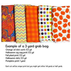 K&ouml;nnte beinhalten: Ein 3-Yard-Grab-Bag mit Stoffresten mit f&uuml;nf verschiedenen Halloween-Motiven: orangefarbene &Ouml;lschlieren, Zickzack, Karos, Punkte und K&uuml;rbisse. Jeder Druck ist 1/2 Yard, au&szlig;er der K&uuml;rbisdruck, der 1 Yard ist.