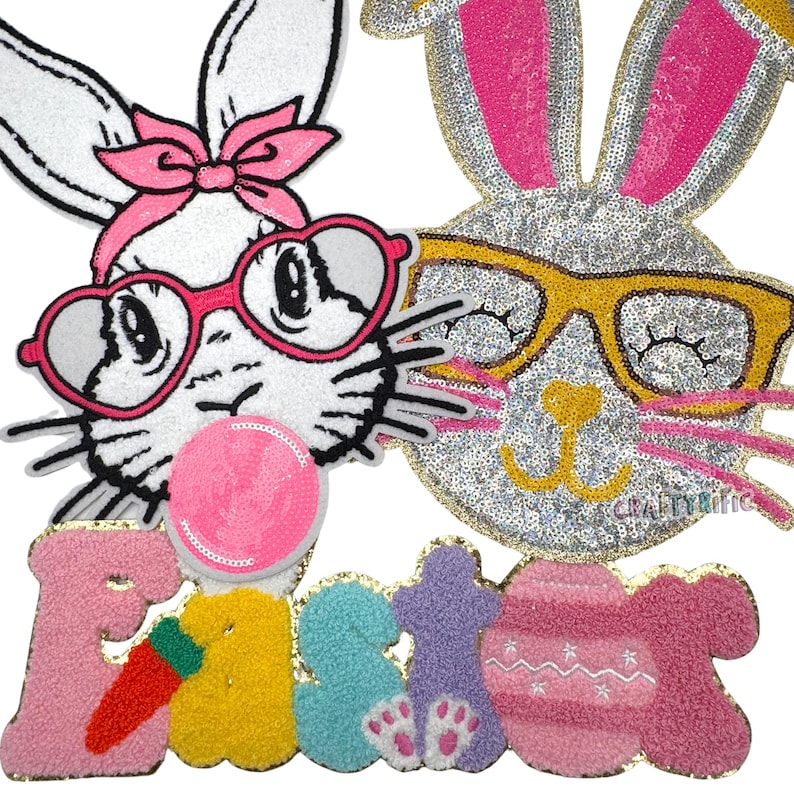 K&ouml;nnte beinhalten: Zwei wei&szlig;e Hasen-Applikationen mit rosa und gelben Akzenten. Ein Hase tr&auml;gt eine rosa Herzbrille und bl&auml;st eine rosa Blase. Der andere Hase tr&auml;gt eine gelbe Brille. Das Wort "Ostern" ist in bunten Buchstaben mit einer rosa Karotte geschrieben.