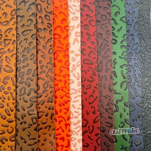 K&ouml;nnte beinhalten: Sortiment aus acht verschiedenen farbigen Kunstlederstreifen mit einem gepr&auml;gten Leopardenmuster. Die Farben sind Braun, Orange, Rot, Rosa, Burgunder, Dunkelbraun, Gr&uuml;n und Blau.
