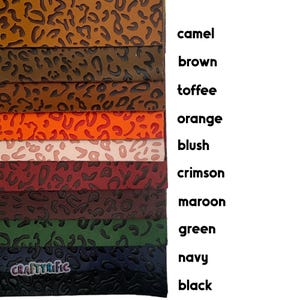 K&ouml;nnte beinhalten: Eine Sammlung von 10 Stoffmustern in verschiedenen Farben, jede mit einem Leopardenmuster. Die Farben umfassen Kamel, Braun, Toffee, Orange, Blush, Rot, Maroon, Gr&uuml;n, Marineblau und Schwarz.