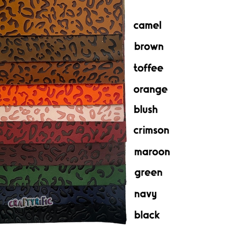 K&ouml;nnte beinhalten: Eine Sammlung von 10 Stoffmustern in verschiedenen Farben, jede mit einem Leopardenmuster. Die Farben umfassen Kamel, Braun, Toffee, Orange, Blush, Rot, Maroon, Gr&uuml;n, Marineblau und Schwarz.