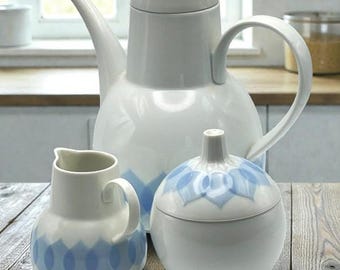 Rosenthal Bjorn Wiinblad "Lotus Azure" / "Lotus Blau" 3-Piece Porcelain Coffee Set: Lidded Coffee Pot, Lidded Sugar Bowl, Creamer (Unused)