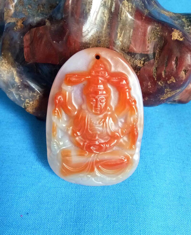 Natural agate carved Kwan-yin amulet pendant E1167