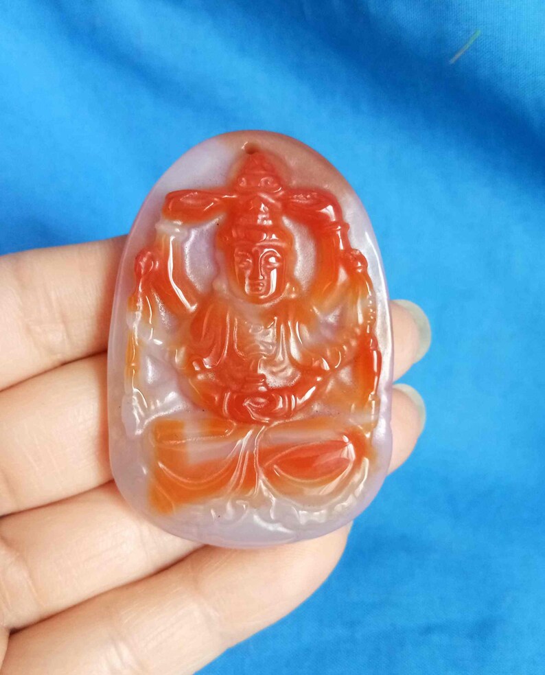 Natural agate carved Kwan-yin amulet pendant E1167