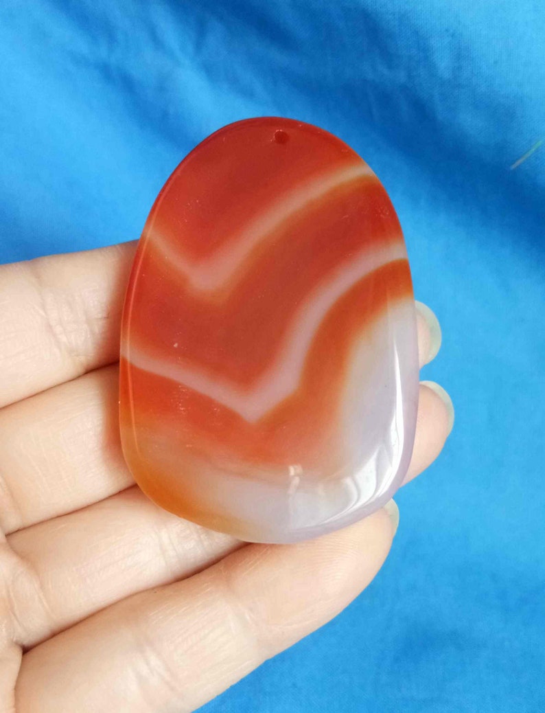 Natural agate carved Kwan-yin amulet pendant E1167