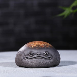 China Yixing Purple Clay Handmade Tea Pet Cute Golden Toad Decoration，Can be used as home office decorations