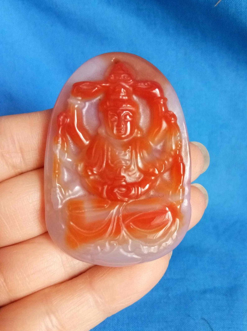 Natural agate carved Kwan-yin amulet pendant E1167