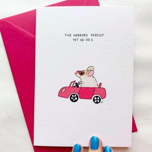 De verschrikkingen blijven bestaan, maar ik ook muis gedrukte wenskaart, muis in een Barbie-auto wenskaart