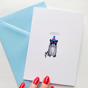 Carte de voeux imprimée joyeux anniversaire raton laveur sur papier aquarelle, carte de voeux d'anniversaire raton laveur chapeau