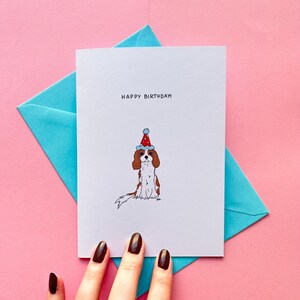 Cartão de felicitações com estampa de cão da raça Cavalier King Charles Spaniel, cartão de aniversário fofo.