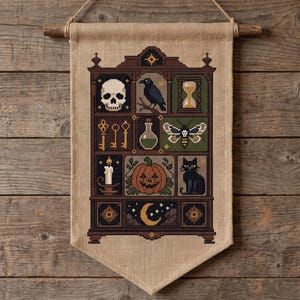 Kreuzstichmuster „Wunderkammer“ – Gothic-Halloween-Stickmuster (PDF)