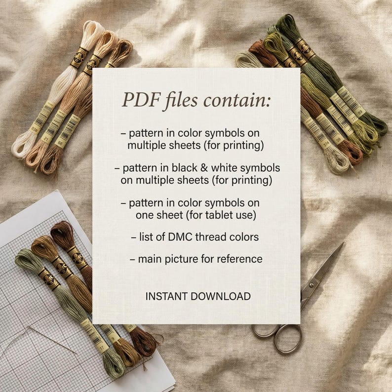 Pu&ograve; includere: Un assortimento di fili da ricamo in varie tonalit&agrave; di beige, marrone e verde, disposti attorno a una scheda bianca con testo. La scheda elenca il contenuto dei file PDF, inclusi modelli e elenchi di colori dei fili. Sono presenti anche forbici e carta quadrettata. Le parole "INSTANT DOWNLOAD" sono visibili.