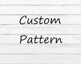Pode incluir: Fundo de madeira branco com o texto "Custom Pattern" escrito em preto.