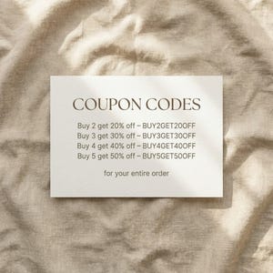 Pu&ograve; includere: Una carta bianca con il testo "COUPON CODES" in un carattere serif. Sotto, elenca i codici sconto: Acquista 2 e ottieni il 20% di sconto, Acquista 3 e ottieni il 30% di sconto, Acquista 4 e ottieni il 40% di sconto e Acquista 5 e ottieni il 50% di sconto.