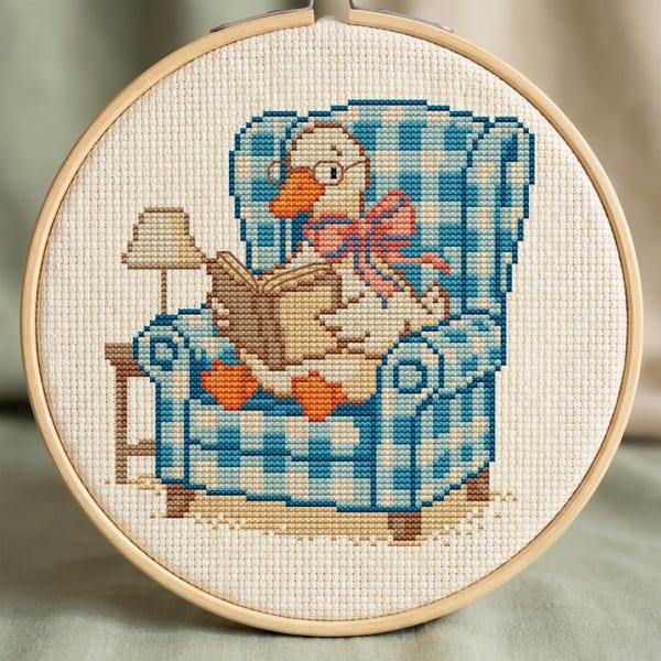 Patrón de punto de cruz en PDF de Ganso Tonto, Ganso leyendo con lazo en sillón, Bordado de Ganso estilo Cottagecore Acogedor, Punto de cruz de Animales Divertidos