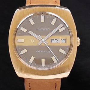 Relógio vintage Hamilton DAY &#39;N DATE 6006 de 1972 - ouro 14k galvanizado, 17j, automático, revisado em setembro de 2024